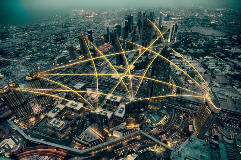 Illustration Smart City : effervescence d'une grande ville représentée par plusieurs traits de lumière reliant certains points comme des buildings